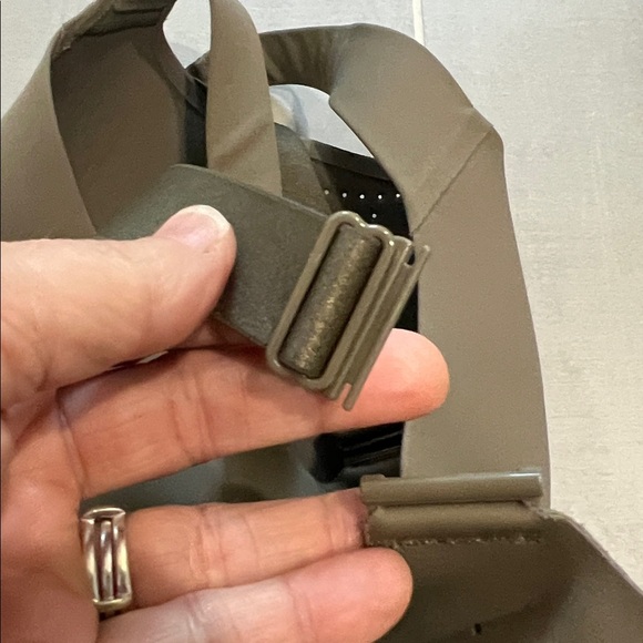 Victoria’s Secret VSX Featherweight Max™ Sports Bra green 36DDD high support - Picture 8 of 11